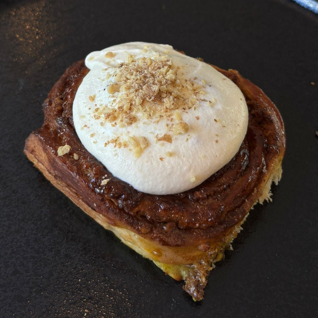 Kanelsnurrer med ostekrem og valnøtter